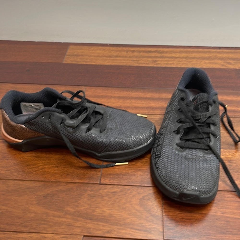 Nike black and rose gold detail pair of metcon série . As good as new.